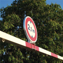 Support pour panneau limitation hauteur sur portiq