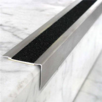 Nez de marche en inox brossé avec bande antidérapa