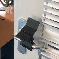 Ouvre-porte sans les mains avec le coude