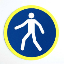 Panneau obligation d´emprunter le passage avec lis