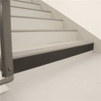 Contremarche en bande adhésive