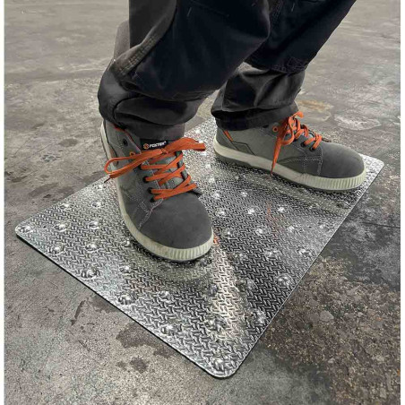 Dalle podotactile en aluminium en situation