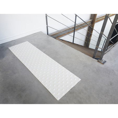 dalle podotactile blanche devant escaliers