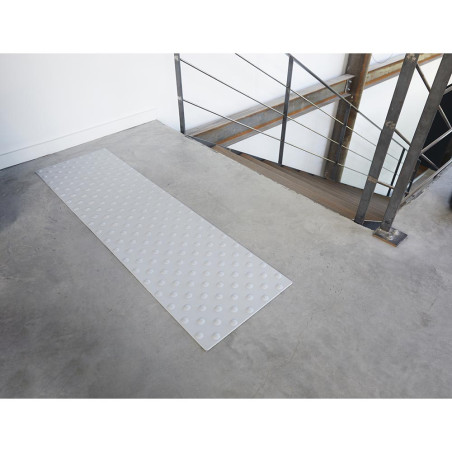 dalle podotactile blanche devant escaliers