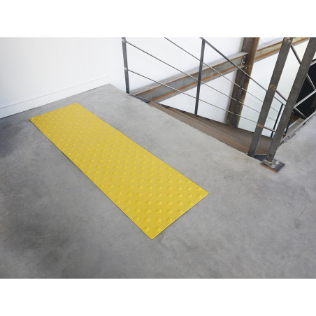 dalle podotactile blanche devant escaliers