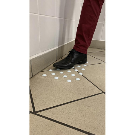 plots podotactiles blanc avec chaussure