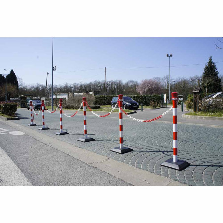 poteau rouge blanc en situation