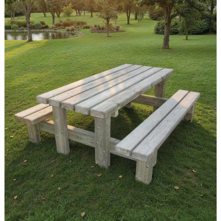 Table de pique-nique traditionnelle en bois dans un parc
