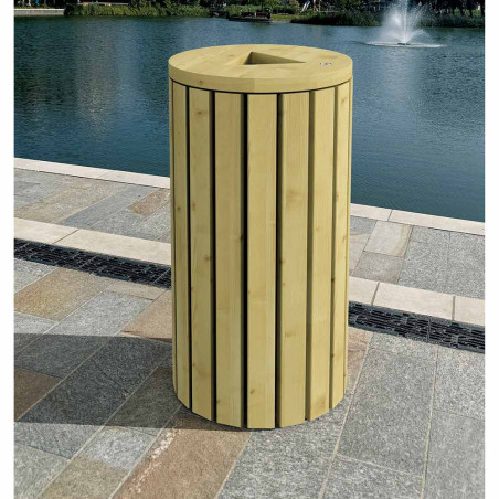 Corbeille en bois sur une voie à côté d'un lac