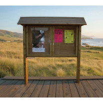 Vitrine extérieure en bois sur une digue