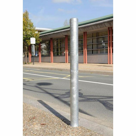 Potelet de ville simple en acier galvanisé en situation