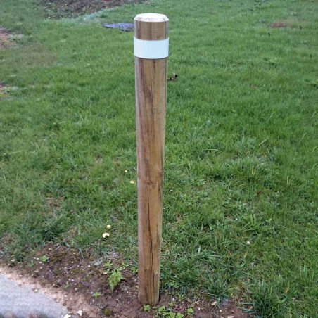 Borne rétro-réfléchissante en bois