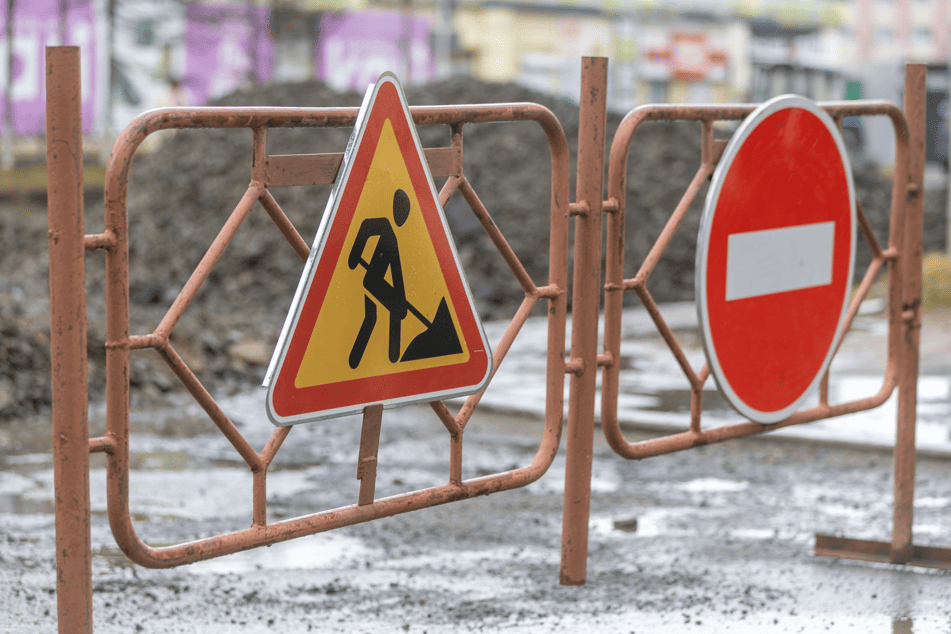 Barrière de sécurité chantier avec panneau