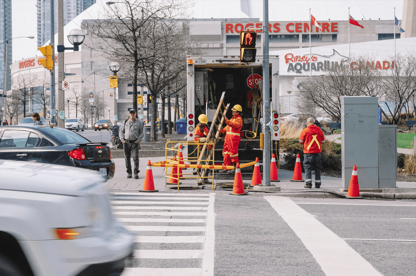 Sécurité travaux routier avec des cônes de chantier